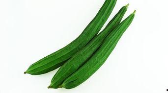 景区内女子吃瓜,瓜中藏宝引游客围观