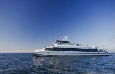 土豪游艇吃瓜,土豪游艇上的吃瓜盛宴