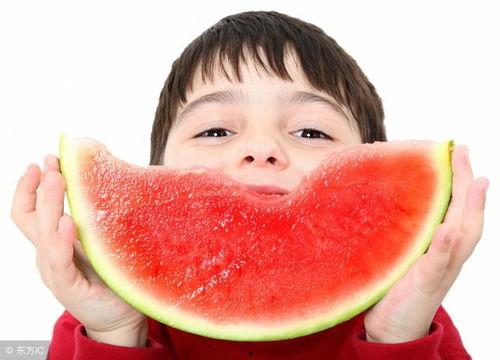 女孩吃自己的瓜,女孩独享美味瓜果时光