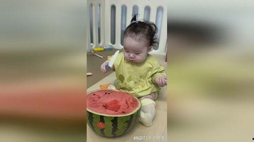 女孩吃自己的瓜,女孩独享美味瓜果时光