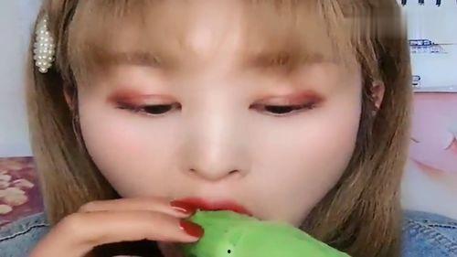 女孩吃自己的瓜,女孩独享美味瓜果时光