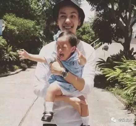 抱着娃吃瓜,抱着娃一起享受悠闲吃瓜时光