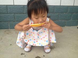 抓拍宝宝吃瓜,宝宝快乐吃瓜瞬间