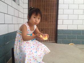 抓拍宝宝吃瓜,宝宝快乐吃瓜瞬间