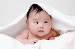 抓拍宝宝吃瓜,宝宝快乐吃瓜瞬间