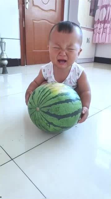 宝宝吃瓜可爱,萌化人心的甜蜜瞬间