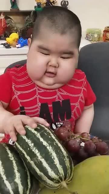 宝宝吃瓜可爱,萌化人心的甜蜜瞬间