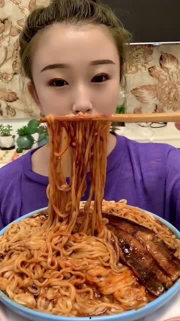 吃货主播吃八月瓜,吃货主播带你领略独特美味之旅