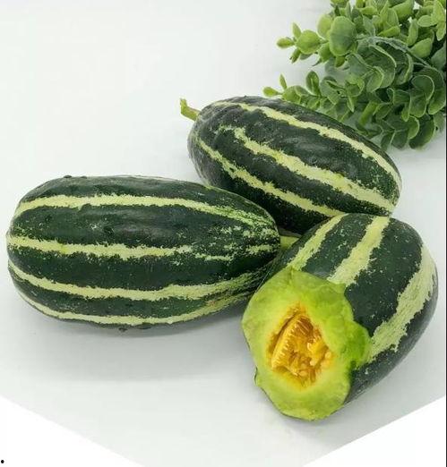 娘俩吃羊角蜜瓜,羊角蜜瓜传递温馨时光