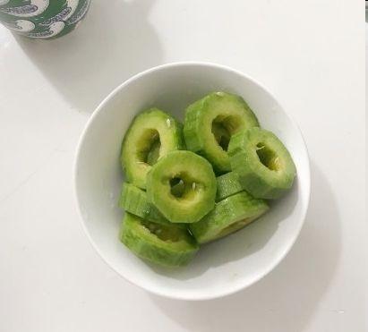 娘俩吃羊角蜜瓜,羊角蜜瓜传递温馨时光