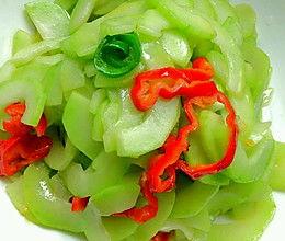 摘两瓜炒菜吃,摘两瓜炒菜，尽享田园风光与舌尖盛宴