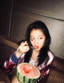 吃瓜妹读剧图片