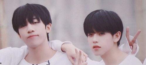 吃瓜男子亲女友视频