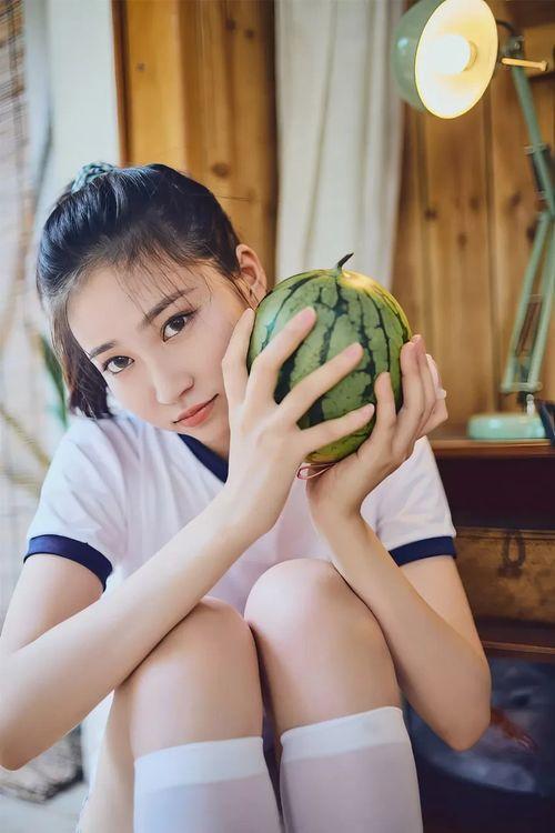 吃瓜少女与西瓜,吃瓜少女的甜蜜西瓜之旅