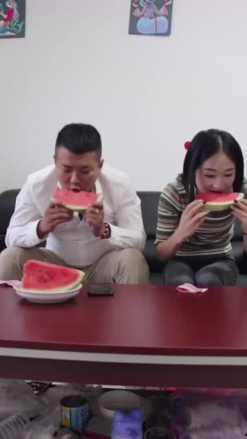 吃瓜少女与西瓜,吃瓜少女的甜蜜西瓜之旅