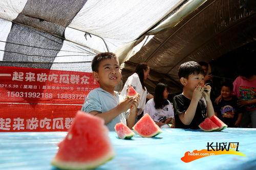 吃瓜现场拍摄图片